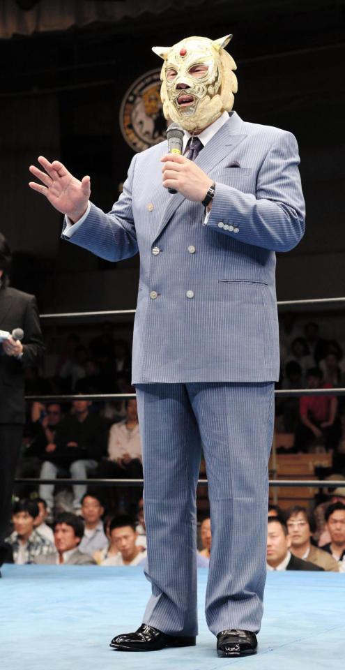 元気な姿を見せ観衆に挨拶をする初代タイガーマスク