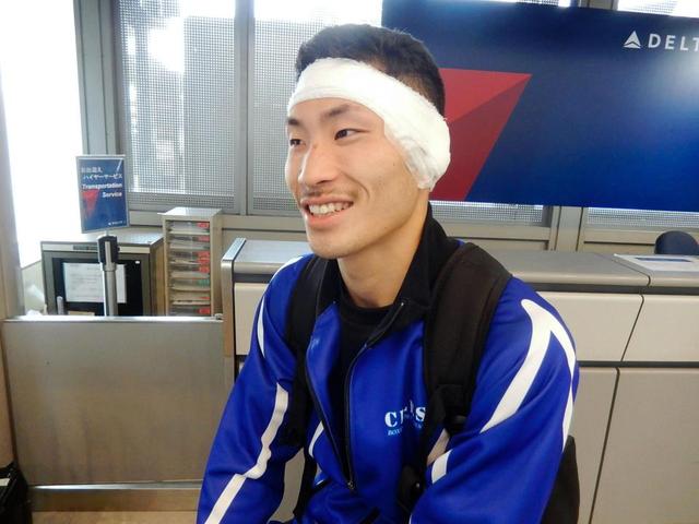 敗戦岩佐が帰国、鼓膜破れ耳を6針