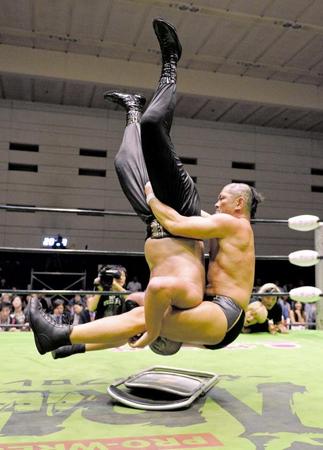 　マイバッハ谷口をパイルドライバーでマットに沈める鈴木みのる