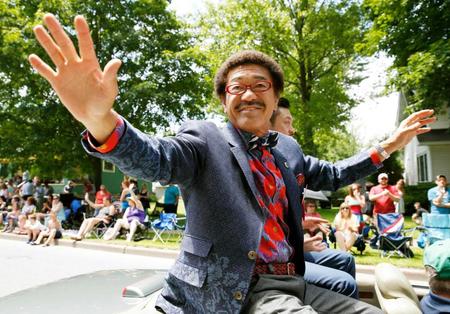 　国際ボクシング殿堂入りし、沿道の声援に応えながらパレードする元世界ライトフライ級王者の具志堅用高氏　