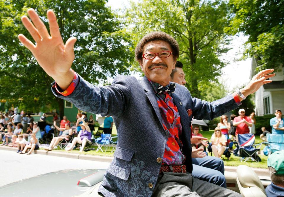 　国際ボクシング殿堂入りし、沿道の声援に応えながらパレードする元世界ライトフライ級王者の具志堅用高氏　