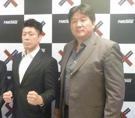　初代タイガーマスクのことを心配した前田日明代表（右）とボクシングから総合格闘技に復帰する三浦広光