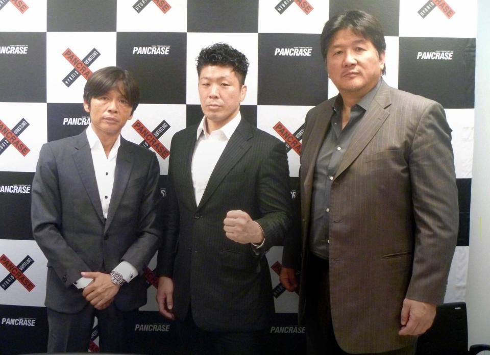 　ボクシングから総合格闘技に復帰する三浦広光。右はリングス・前田日明代表、左はパンクラス・酒井正和代表