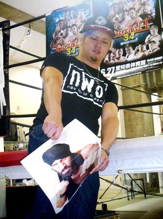 　ラジャ・シンの写真をひざで折り曲げる橋本大地