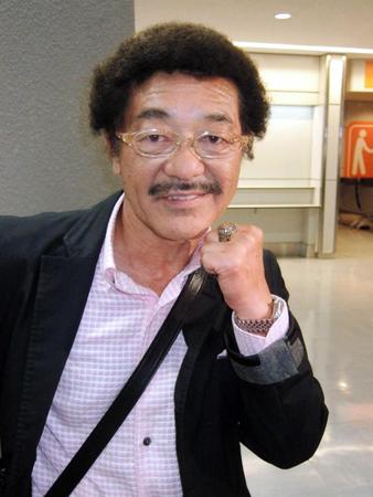 　国際ボクシング殿堂入りの式典から帰国し記念のリングをはめてポーズを取る具志堅氏