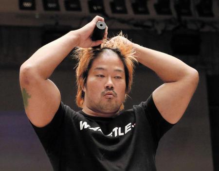 　覚悟の丸刈りをするＫＡＩ