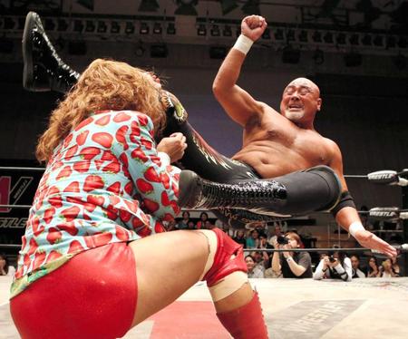 　黒潮“イケメン”二郎（左）にシャイニングウィザードを見舞う武藤敬司