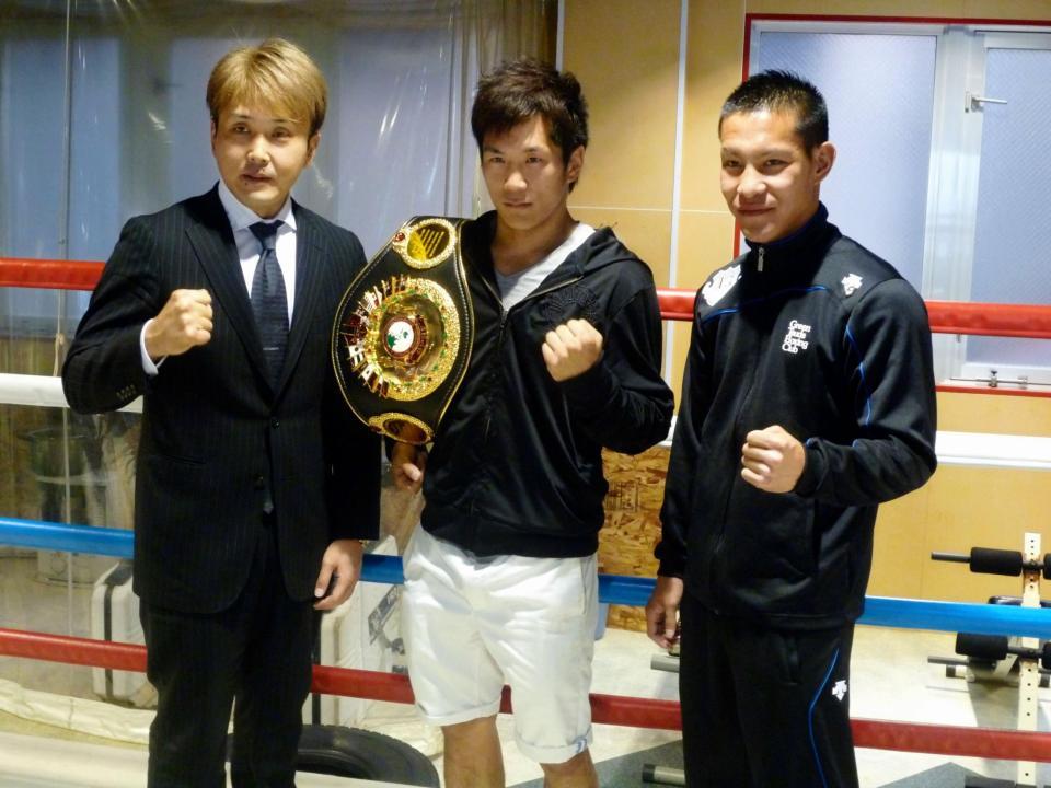 　次戦を発表した田中（右）、川口（中央）左は本石会長