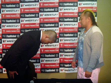 打倒・鈴木秀樹の方策があるという近藤修司（右）に教えをこうため、頭を下げるＫＡＩ