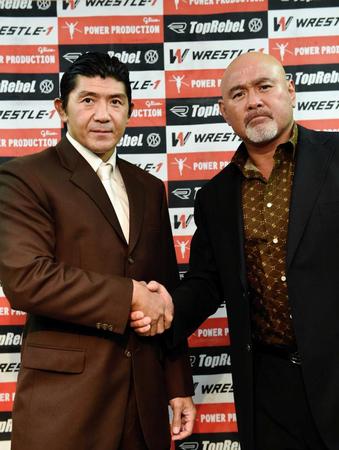 　ＷＲＥＳＴＬＥ－１退団を発表した船木誠勝（左）が武藤敬司と握手
