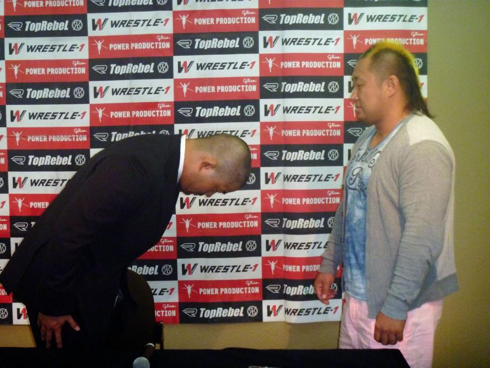 打倒・鈴木秀樹の方策があるという近藤修司（右）に教えをこうため、頭を下げるＫＡＩ