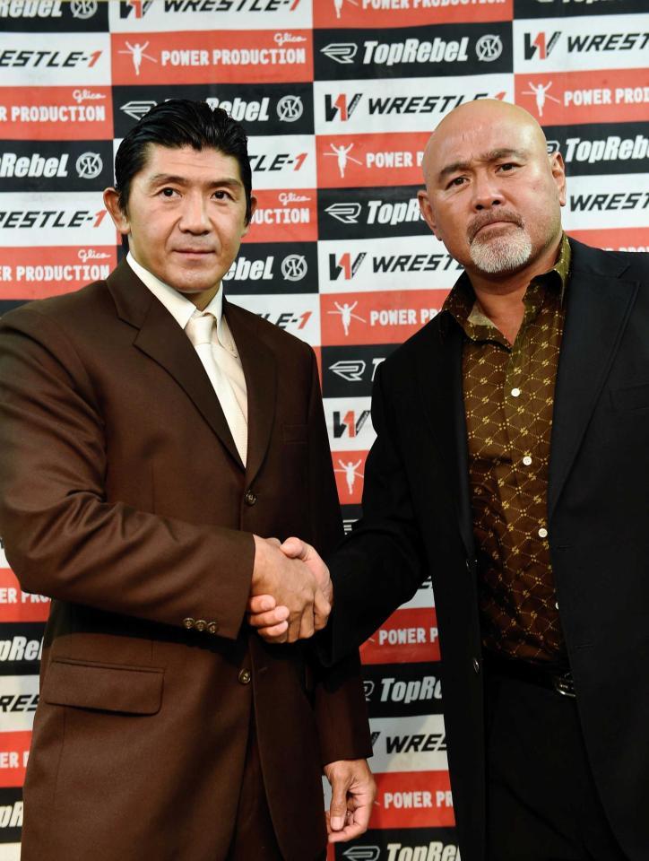 　ＷＲＥＳＴＬＥ－１退団を発表した船木誠勝（左）が武藤敬司と握手