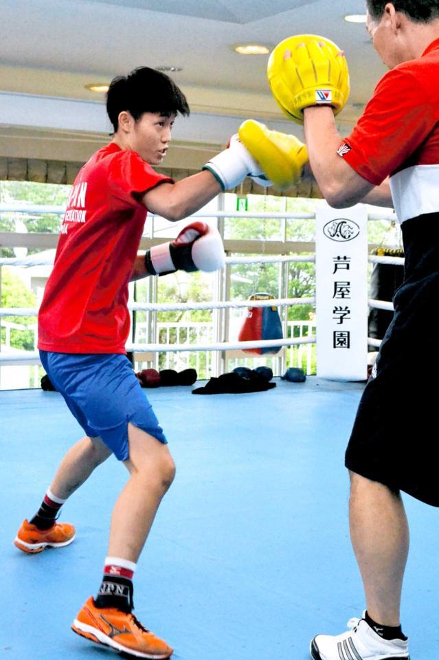 　樋山監督のミットに強打を打ち込む和田まどか