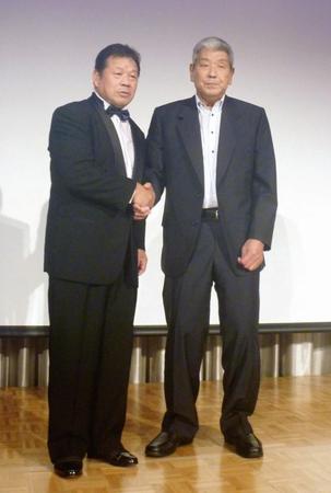 　藤波辰爾（左）のＷＷＥ殿堂入りを祝福する新日本・坂口征二相談役