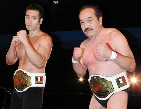 　ベルトを奪取した百田光雄（右）と力