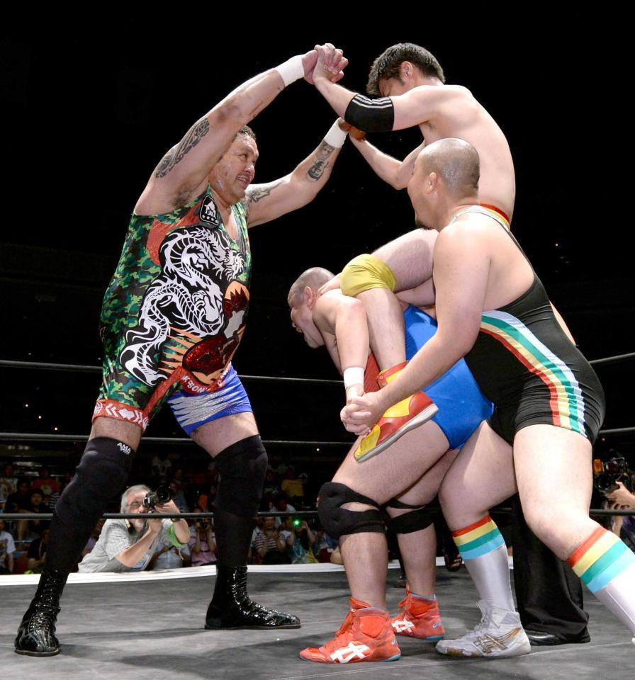 　ハンディキャップマッチをする曙（左）