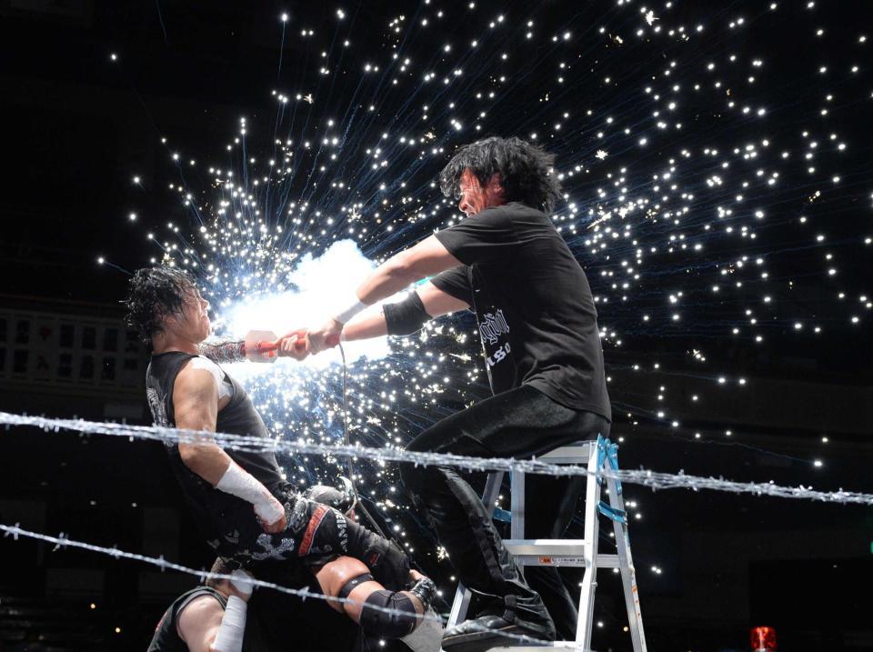 　大仁田（左）に電流爆破バット攻撃を見舞うＫＥＮＳＯ