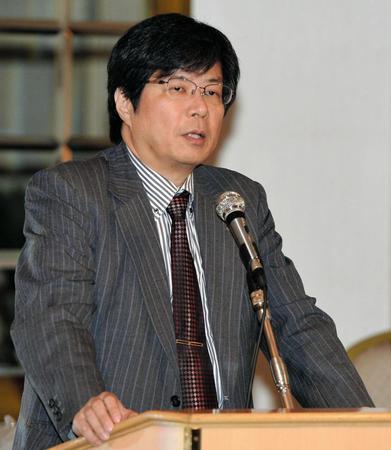 　新日本プロレスの株式上場を目指すことを発表する木谷高明オーナー