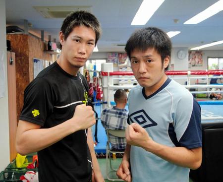 　スパーリングを行った東洋太平洋ライト級王者・中谷正義（左）と日本同級１位・鈴木悠平＝真正ジム