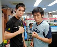　スパーリングを行った東洋太平洋ライト級王者・中谷正義（左）と日本同級１位・鈴木悠平＝真正ジム