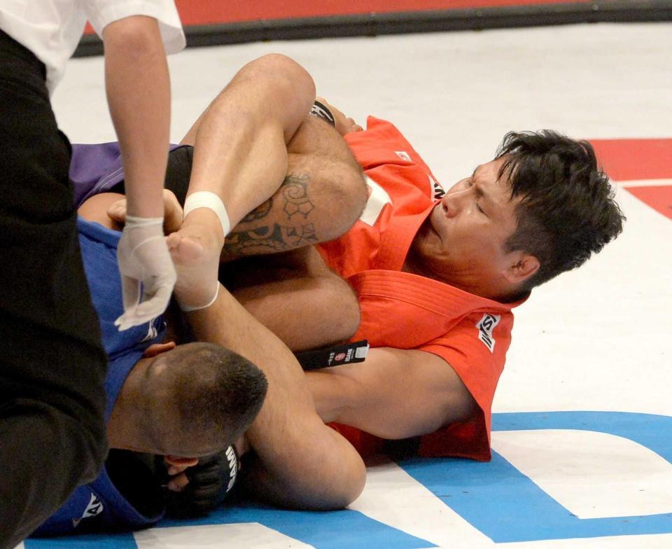 　コピタイン（左）の足を攻める田村