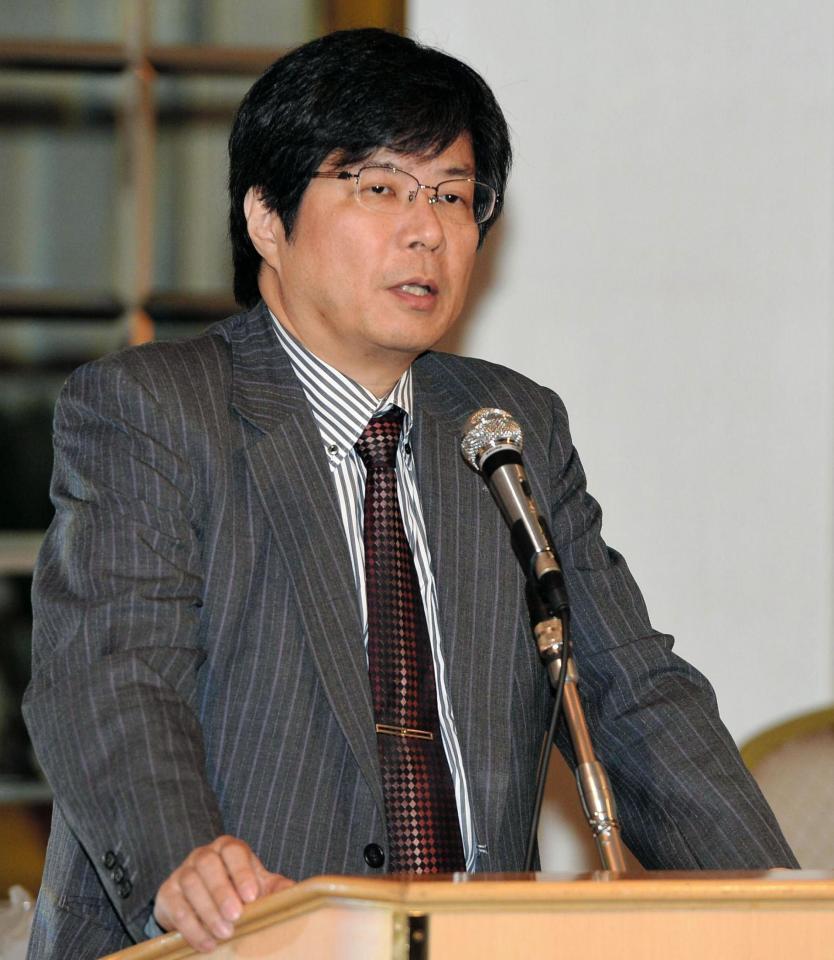 　新日本プロレスの株式上場を目指すことを発表する木谷高明オーナー