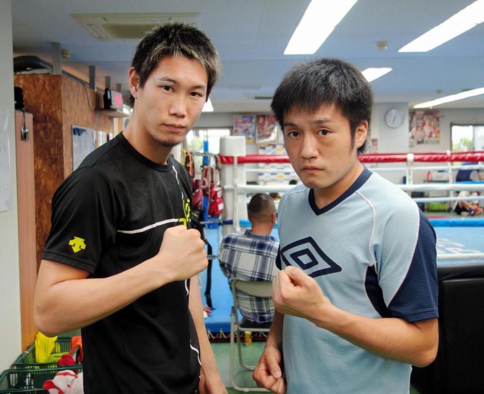 　スパーリングを行った東洋太平洋ライト級王者・中谷正義（左）と日本同級１位・鈴木悠平＝真正ジム