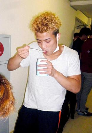 　計量クリア後、野菜スープを食べる辰吉寿以輝