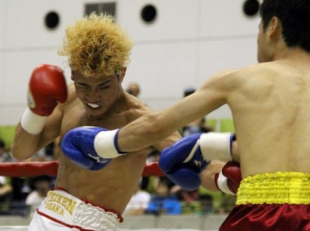 ２回、辰吉寿以輝（左）は岡村直樹にＫボディーを決める