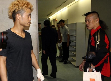 試合を終えた辰吉寿以輝（左）に声を掛ける父・丈一郎