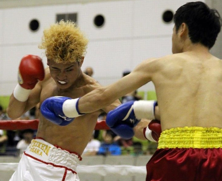 ２回、辰吉寿以輝（左）は岡村直樹にＫボディーを決める＝なみはやドーム（撮影・山口　登）