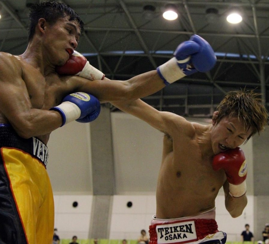 １０回、中沢奨（右）はシルベスター・ロペスに右ストレートを決める＝なみはやドーム（撮影・山口　登）