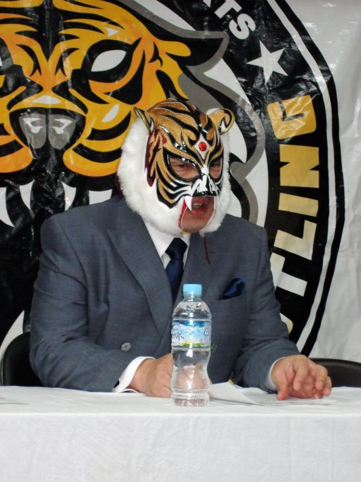 　９・１８後楽園ホール大会のカードを発表する初代タイガーマスク＝興義館