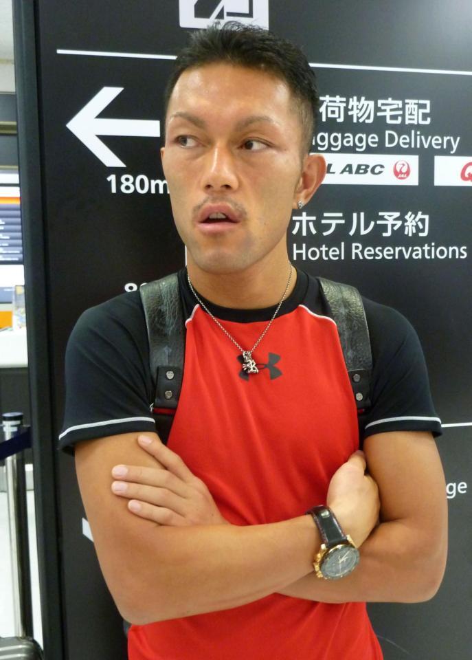 　成田空港に帰国し、取材に応じる赤穂亮