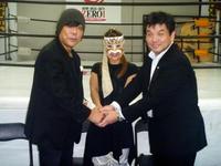 ＦＭＷのオーナーに就任した山近義幸氏（右）と握手する大仁田厚（左）とＦＭＷ女子部門のトップとなるＲａｙ