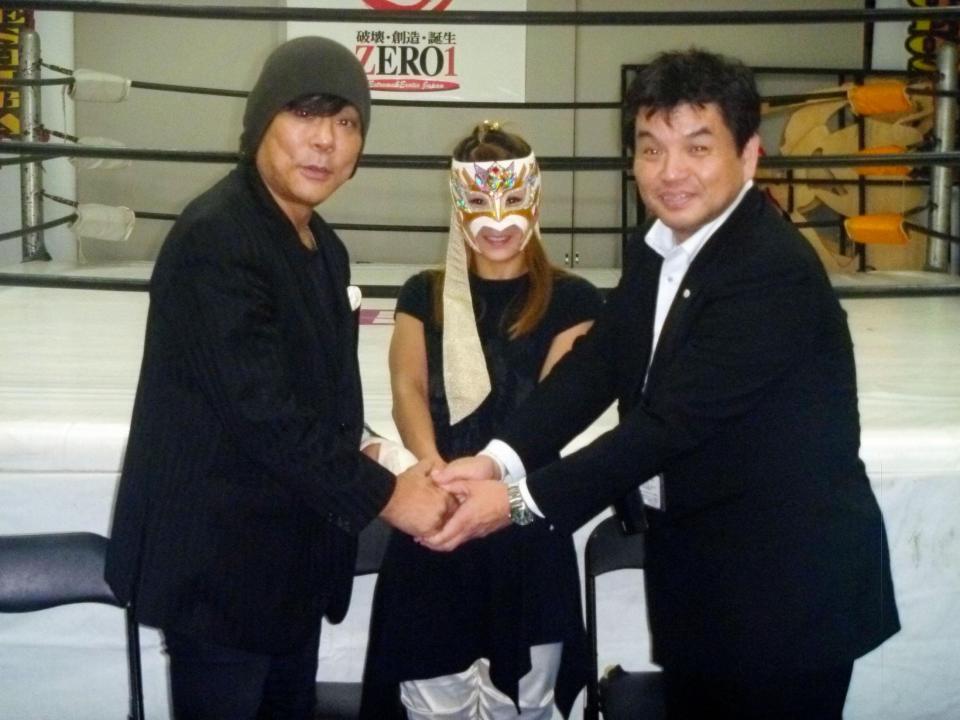 ＦＭＷのオーナーに就任した山近義幸氏（右）と握手する大仁田厚（左）とＦＭＷ女子部門のトップとなるＲａｙ