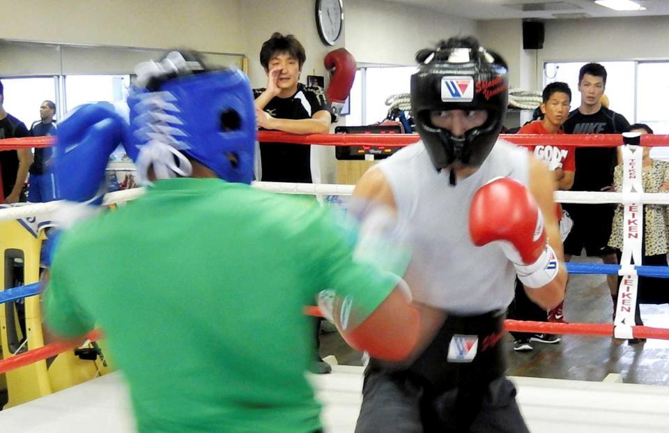 　本格的なスパーリングを開始した山中（右）