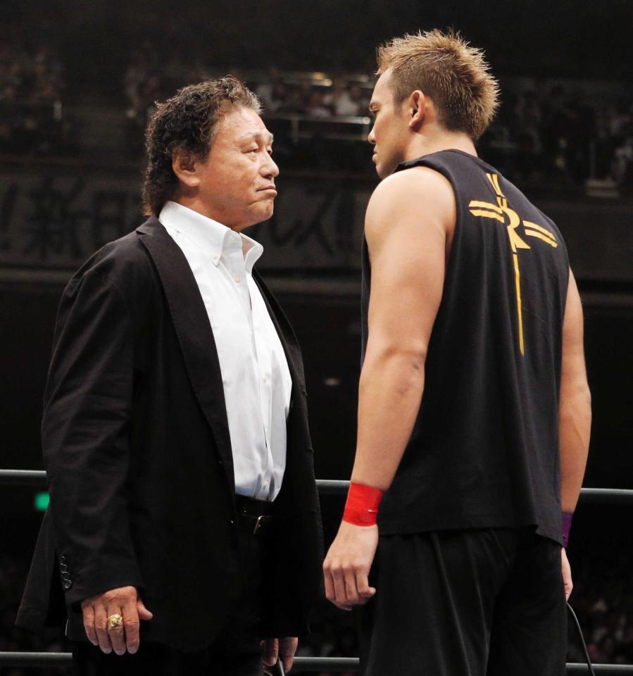 　オカダ・カズチカ（右）との試合が決まりにらみ合う天龍源一郎＝両国国技館