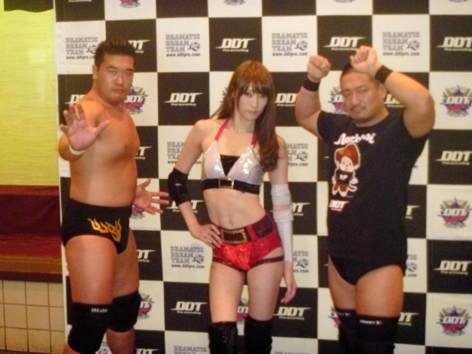 ＤＤＴ８・２３両国で天龍源一郎とトリオを結成する赤井沙希（中央）と高木三四郎（右。左は対戦相手の樋口和貞）