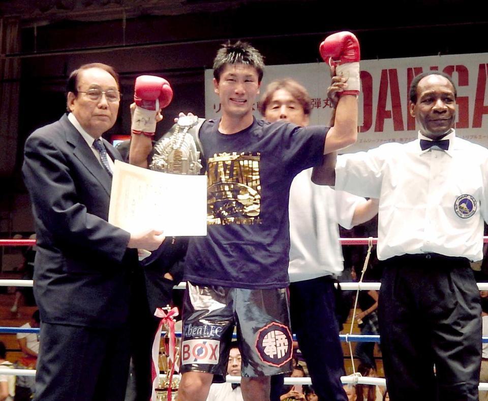 　初戴冠に喜ぶ中沢（中央）