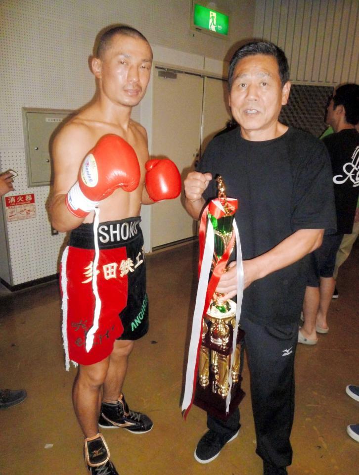 　ＫＯ勝利した俳優ボクサー・正野晃（左）と度紀嘉男会長