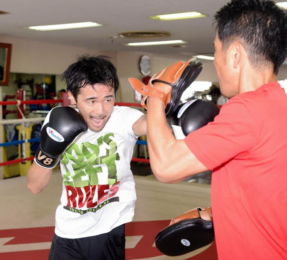 田中繊大トレーナー（右）相手にミット打ちを行う山中慎介＝東京・帝拳ジム（撮影・開出牧）