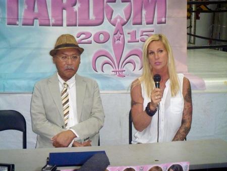 スターダムのコミッショナー就任会見を行ったメドゥーサさん（右。左はロッシー小川代表）