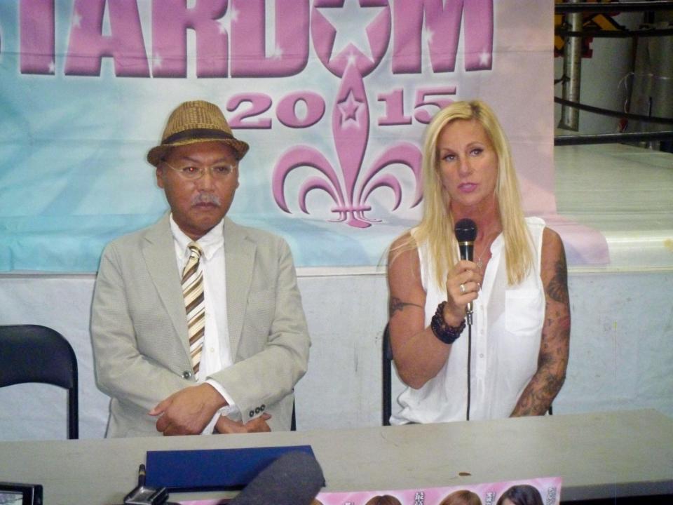 スターダムのコミッショナー就任会見を行ったメドゥーサさん（右。左はロッシー小川代表）