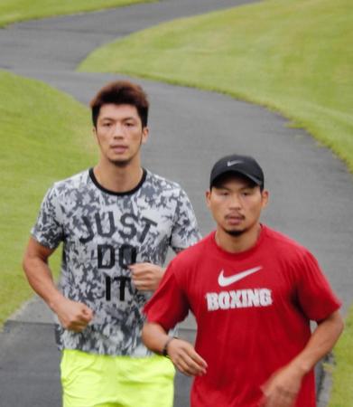ゴルフ場を走る村田諒太（左）と三浦隆司