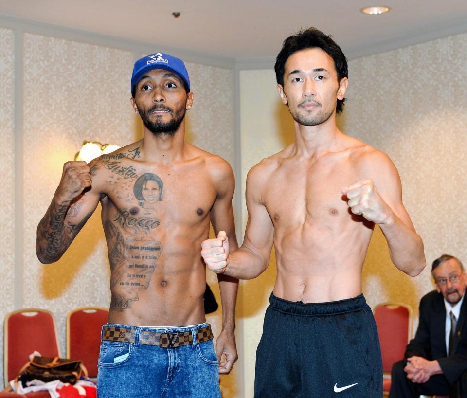 　挑戦者のモレノ（左）とポーズをとる山中慎介＝東京飯田橋のホテルグランドパレス