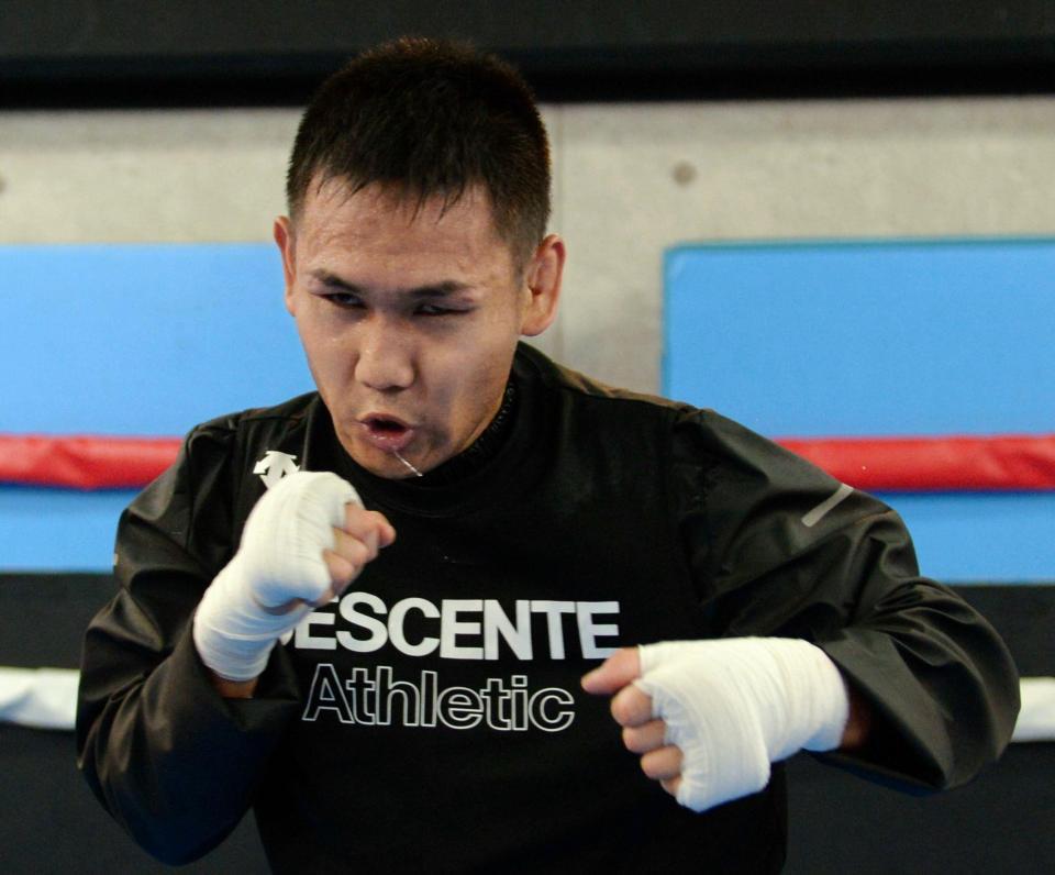 シャドーボクシングで汗を流す高山勝成＝大阪市の仲里ジム（撮影・佐藤厚）