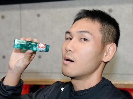 　駄菓子屋で買ったラムネ菓子が活力源と話す高山勝成