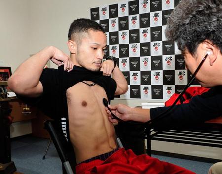 予備検診を受けるＩＢＦ世界ミニマム級タイトルマッチの挑戦者・原隆二＝後楽園ホール（撮影・佐々木彰尚）