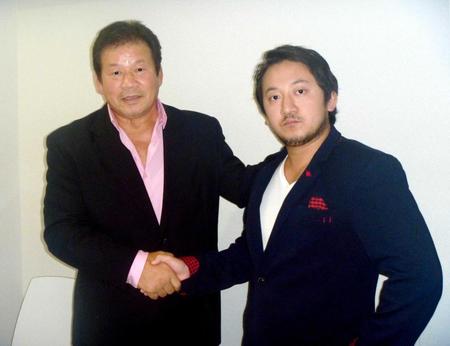 　腰の手術を明かした藤波辰爾（左）と代役を務める長男のＬＥＯＮＡ